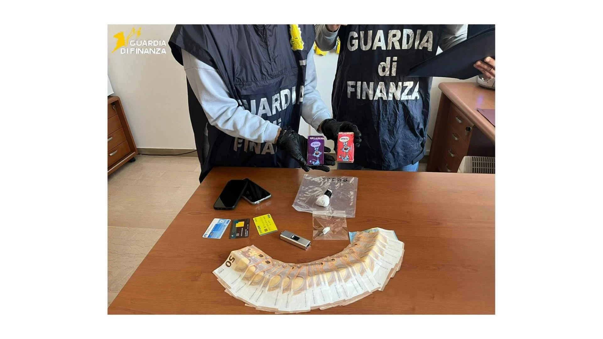 Guardia di Finanza di Campobasso: sequestrati 225 grammi di Hashish, 1270 euro in contanti, un pistola taser. Denunciati due soggetti, padre e figlio.